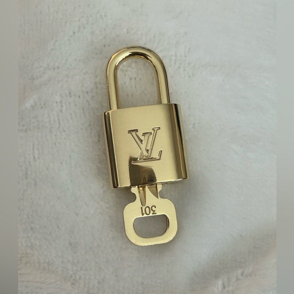 Authentic Louis Vuitton lock & key #301. Beautiful condition. - Picture 5 of 6